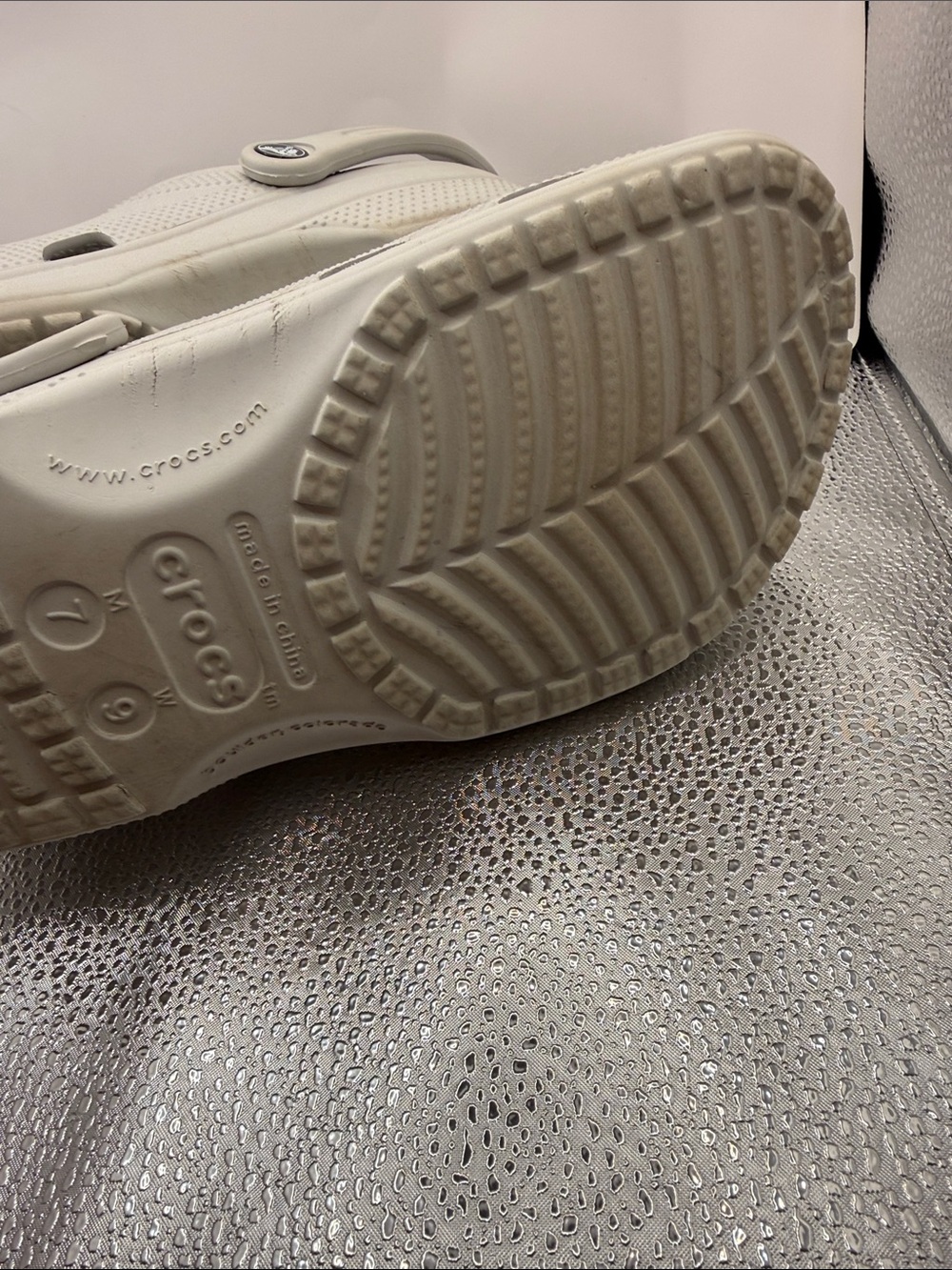 CROCS ClASSIC CLOGS - LIGHT GREY/CONCRETE ITEM IS UNISEX SIZE 7 - Picture 6 of 12
